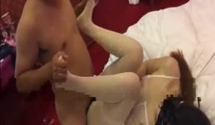 风骚小野模主动送上门 穿着连体白丝展现好身材 口