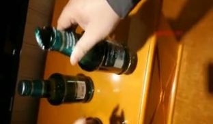 极品女神酒店洗澡勾引来送酒的服务生 窗前啪啪 被