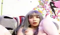 灰色假发妹子情趣白丝沙发上玻璃黄瓜按摩器自慰呻吟