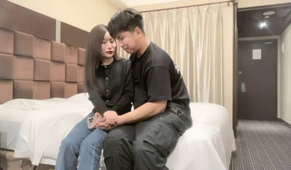 小宝寻花抱着挺舒服外围妹，舌吻调情妹子很享受，新