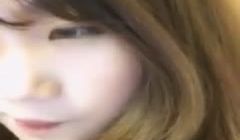 看着年龄不大挺萌的美女主播全裸漏b道具尾巴插BB