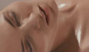 苗条翘臀美女全身抹油按摩舔B。