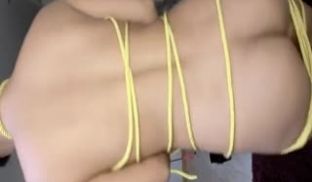 美女模特摇啊摇，自己玩捆绑，特写骚比。