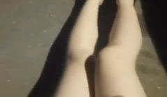 美女主播晚上没穿内裤在天桥玩露出摸b期间有不少人