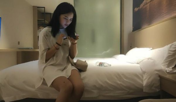 小马寻花约操漂亮美女,深喉口交后入撞击啊啊叫操的