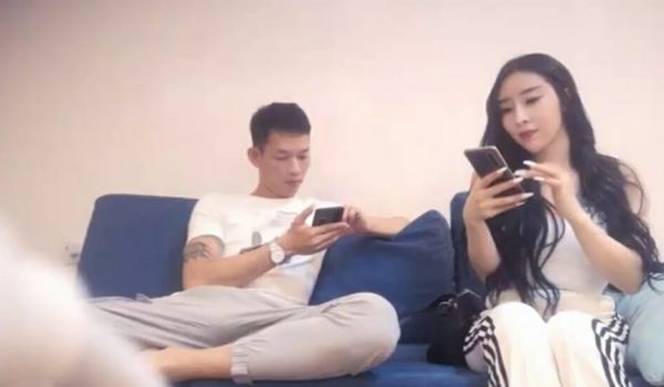性感美女前凸后翘硕大乳房,这肉体一看就受不了搂住