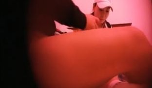 小旅馆嫖妓戴着帽子出来捞外快的气质良家少妇说她以
