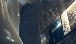 最新流出国内云上会所豪华WC偷拍 这的妹子喜欢撅