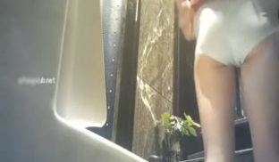 【厕所偷拍】国内高级夜总会女厕偷拍来嘘嘘的小姐有