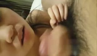 【变态】变态男碰到这么漂亮年轻的美女只让足交口爆