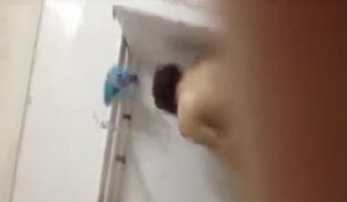 【偷拍】花钱雇人偷拍游泳馆冲洗间妹子嘘嘘然后再换