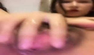 【丝袜】黑丝情趣长腿姑娘露脸女神级大秀，粗长黄瓜