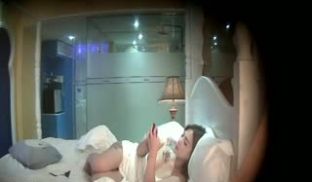 【偷拍】酒店偷拍单眼皮猥琐男和纹身漂亮妹子把闺蜜