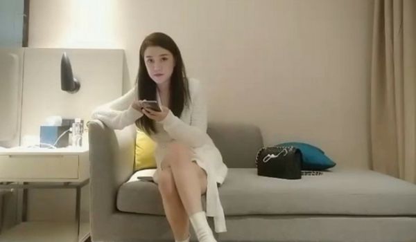 约操170CM大长腿美女酒店激啪啪吊带黑丝高难度