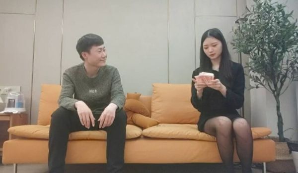 约黑丝美腿小姐姐啪啪清晰拍摄视角好,拉着头发后入