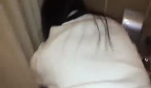 公共卫生间和粉木耳学生妹偷情，阴毛稀疏小妹妹被无