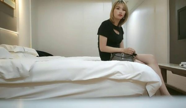 约黄头发小姐姐酒店啪啪。