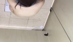 共女厕所偷拍美少女小便2