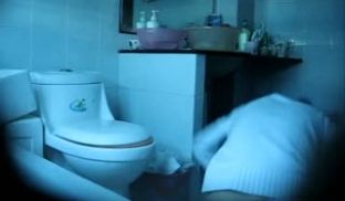 居家厕所偷拍妹子上厕所）