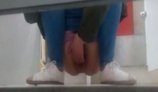 妹子是多久没有被干了，一个人躲在厕所里手淫