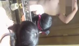 和身材丰满的少妇开放，我还没碰她就开始自己在床上