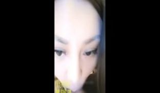 戴着眼镜很有御姐范的网红主播铁锤妹妹和姐夫开房啪