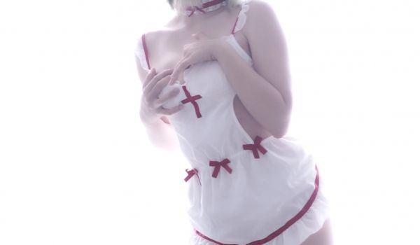 制服诱惑护士服，搔首弄姿来求草。
