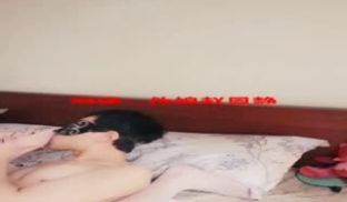 伪娘国产比女人还美的伪娘赵恩静性感白丝袜情趣装与