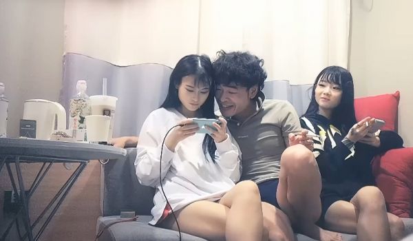 高颜值姐妹花双飞啪啪相当精采。