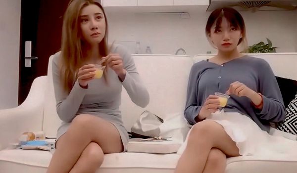 小伙真享受，一次叫上两位美女。