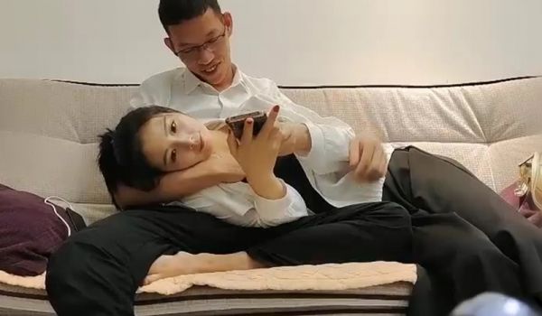 约了一个大奶少妇按在沙发上猛艹。