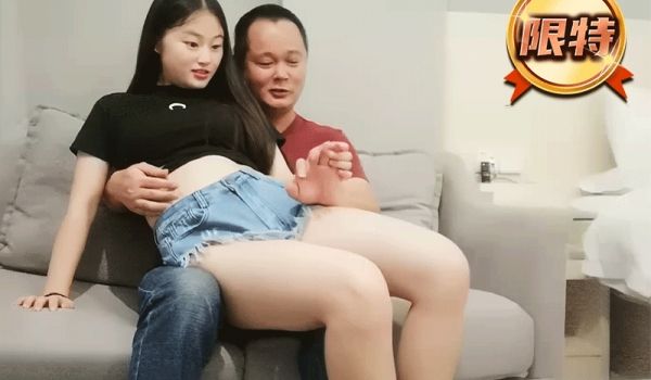 村长探花约了个牛仔短裤黑衣妹子。