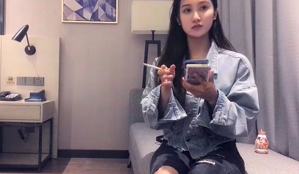 高颜值女神大长腿，沙发抠穴啪啪。