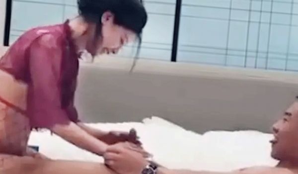 嗲气妹子：看你喜欢哪个我就穿哪个呀还会跳舞勾人喔