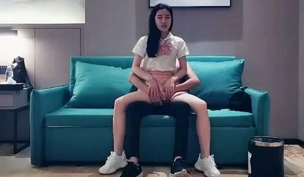 高颜值小美女学室友偷偷援交,被长屌男抱着屁股大力