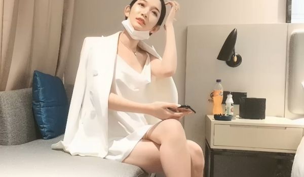 极品高颜值气质美女，舌吻掰开粉穴舔弄沙发后入猛操
