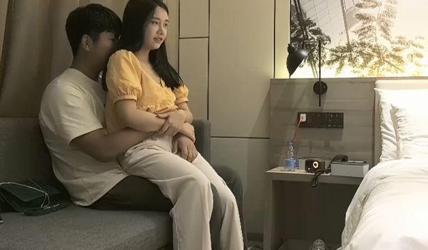 黄衣甜美妹子啪啪，舌吻蹲着口交。