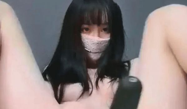 170腿模在线喷水性感黑丝大长腿，逼逼无毛大黑牛