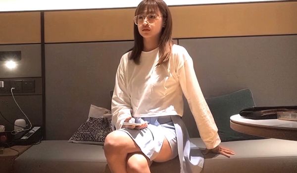 酒店约操清纯眼镜娘。
