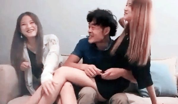 我已经两个月没洗澡了我等会帮你舔干净先从脚开始呗
