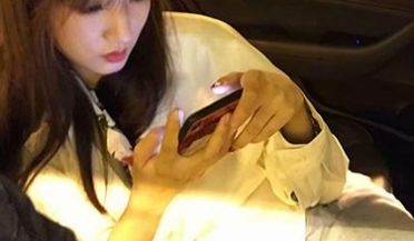 难得一见的清纯又骚气的反差婊，各种场合调教她，玩