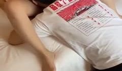 骚货女友舔好逼直接插入猛操。