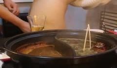 一边吃火锅一边做爱。