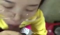 眼镜妹跪到地上，一边喊着我错了，一边把老公裤子扒