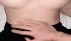 给大奶子母狗带上眼罩嘴套，疯狂打桩她，她说这样就