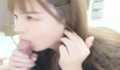 美貌主播小姐姐品味肉棒直播秀。
