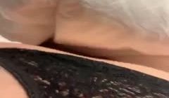 淫荡骚逼上怼震动棒下插假肉棒_淫水直流。