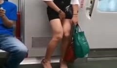 一女的在地铁自慰高潮。