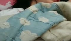 刚破处没多久的女友被手指玩哭。