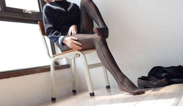 学生妹子的黑丝连体袜你喜欢吗？。